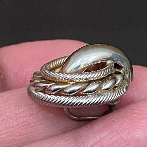 Vintage Unsigned Two-tone Round Rope Twisted Screw Back Earrings - Picture 9 of 11